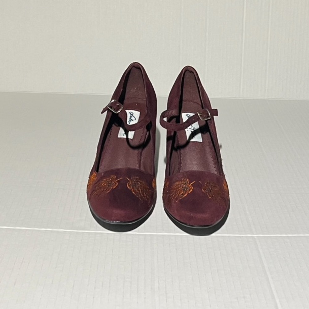 Lulu Hun Lear Embroidered Block Heels - Picture 8 of 15
